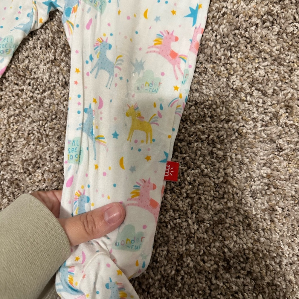 Magnetic me onsie size 6-9 months and 12-18 months - Picture 2 of 6